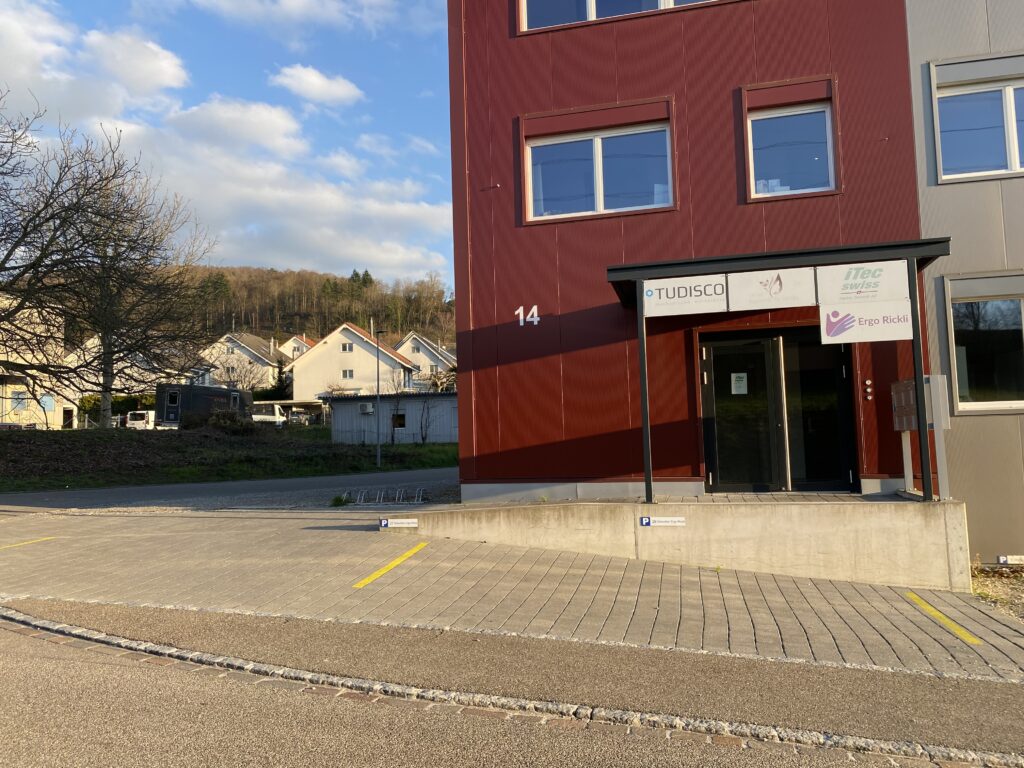 Eingang und Parkplätze der Praxis Ergo Rickli in Zeiningen